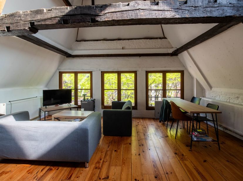 Super mooi gerenoveerd duplex appartement in het hartje stad met zonnig terras!&lt;br /&gt;
Hip en trendy appartement met moderne en authentieke elementen.