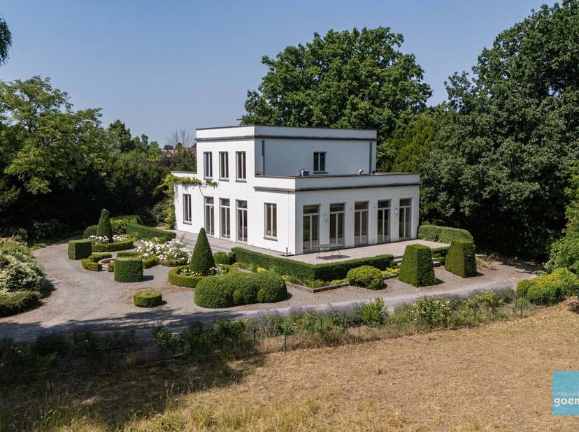 Te koop te Berlare!&lt;br /&gt;
Op een prachtig perceel van ongeveer 1485 m² bevindt zich dit ruime en stijlvolle landhuis dat rust, comfort en functionalit