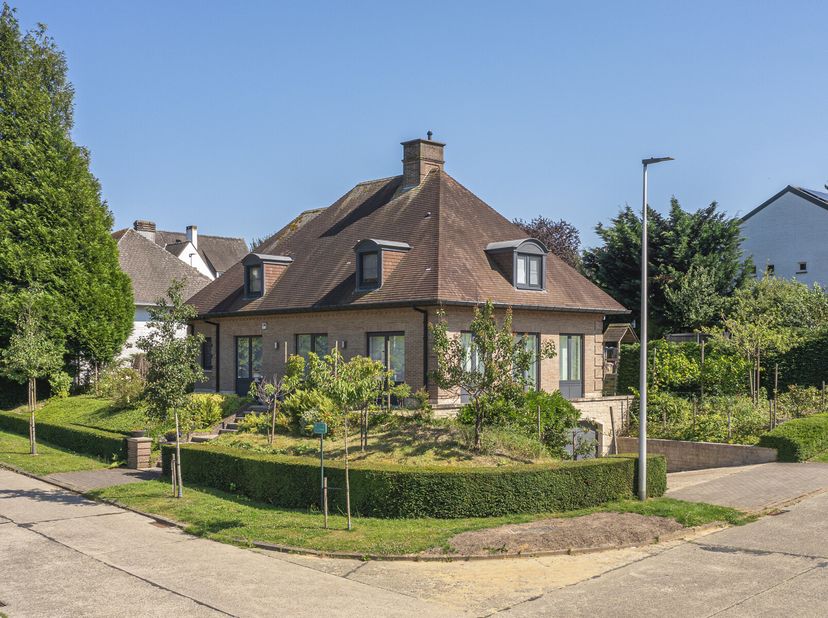 Villa (4 chambres) rénové avec double garage.&lt;br /&gt;
Située dans un quartier très résidentiel, à proximité des voies d&#039;accès.&lt;br /&gt;
Cette vente compren