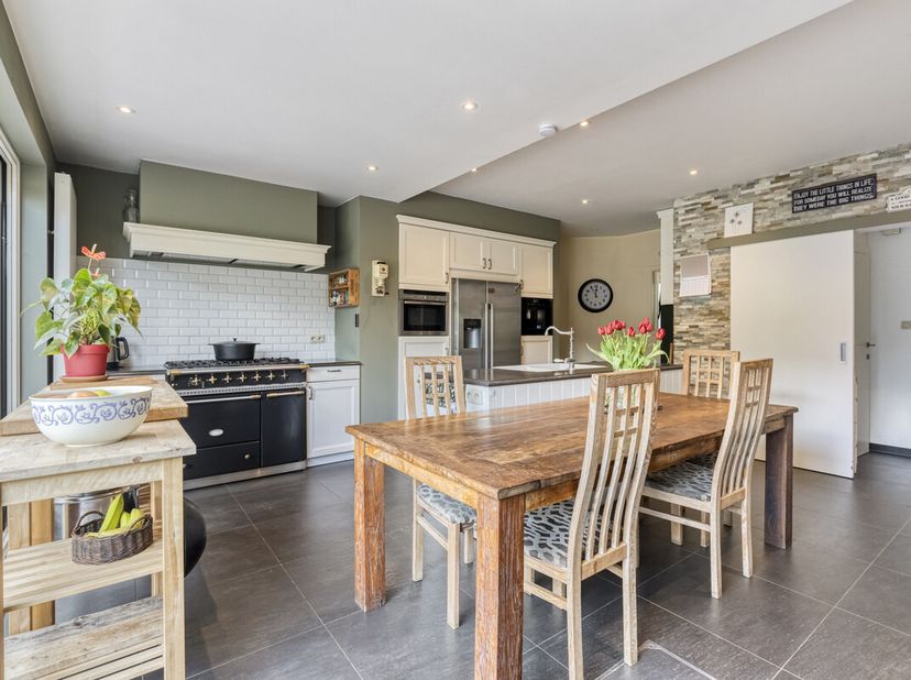 Dit huis wordt aangeboden via Power-Sale. De vermelde prijs is een instelprijs.&lt;br /&gt;
Ontdek deze instapklare en verrassend ruime woning, gelegen in e