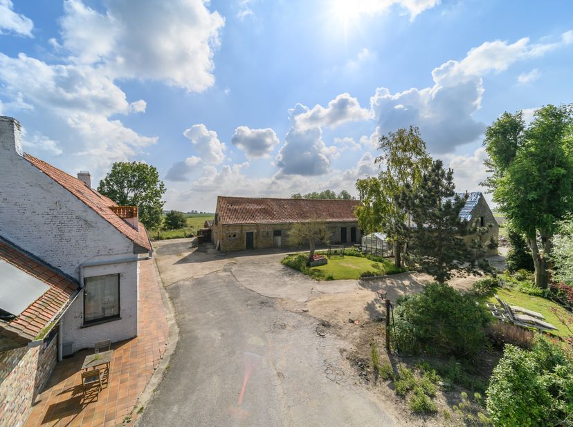 Propriété rurale située dans un endroit très calme dans le Zwaantje à Wulveringem (Furnes). Cette ferme est située sur 7 000 m² et possède une maison