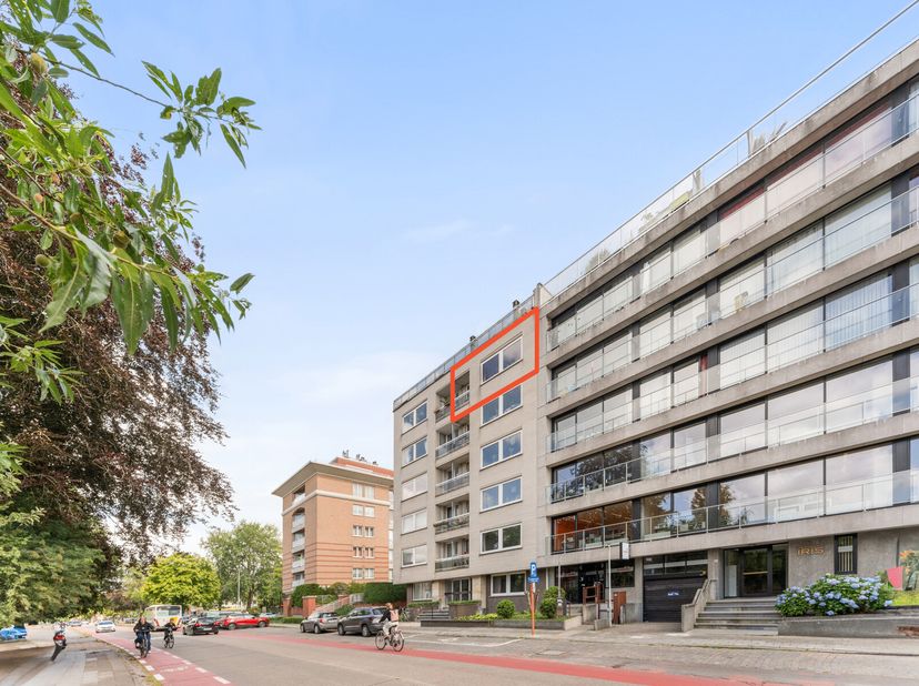 De mobiscore van 9,2/10 verraadt dat dit appartement zeer centraal gelegen is, met vlotte verbinding naar de snelwegen, station, winkels, scholen én c