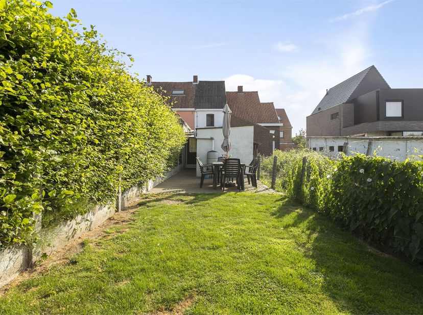 Op zoek naar een woning met potentieel in een rustige, landelijke omgeving?&lt;br /&gt;
Deze charmante rijwoning in de Leegtestraat in Ruddervoorde biedt ee