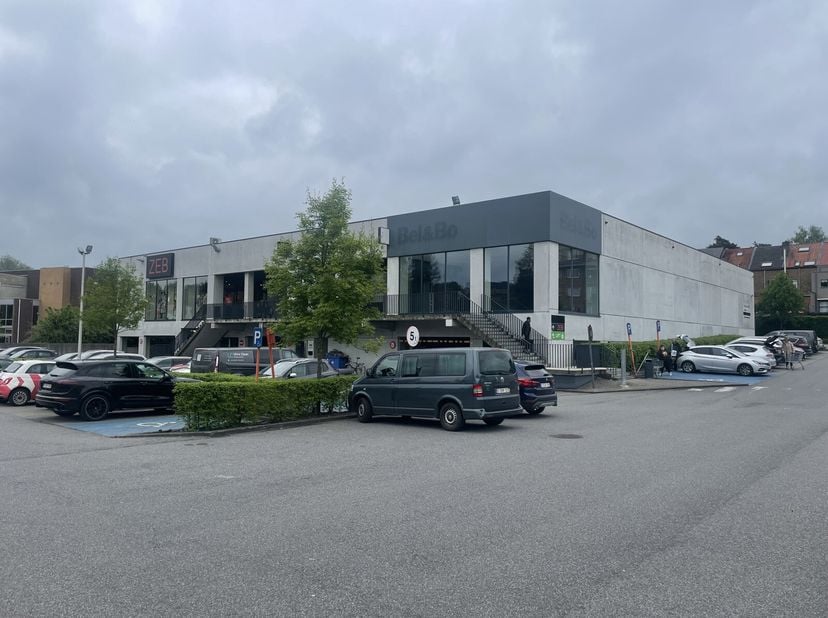 l s&#039;agit d&#039;espaces commerciaux d&#039;environ 650 et 800 m² situés à Fashion Park Sint-Genesius-Rode.Fashion Park Sint-Genesius-Rode est un parc commercial