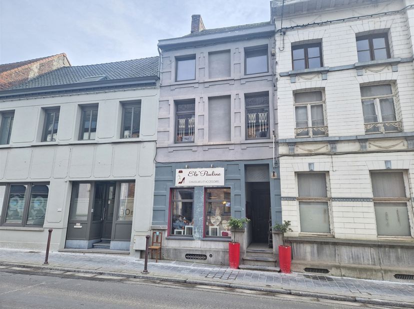 Cet immeuble mixte situé au cur de Frasnes, dans la rue principale, offre un potentiel unique pour les investisseurs ou les commerçants à la recherche