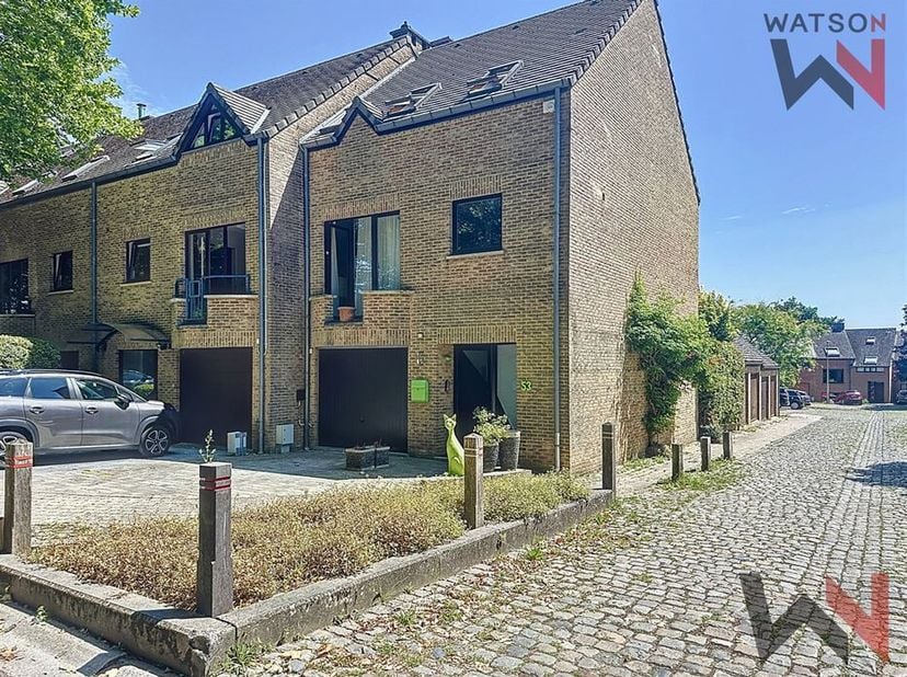 Watson immobilier vous présente cette charmante maison bel étage située dans un quartier résidentiel, en parfait état, libre à partir du 1er/10/2025.