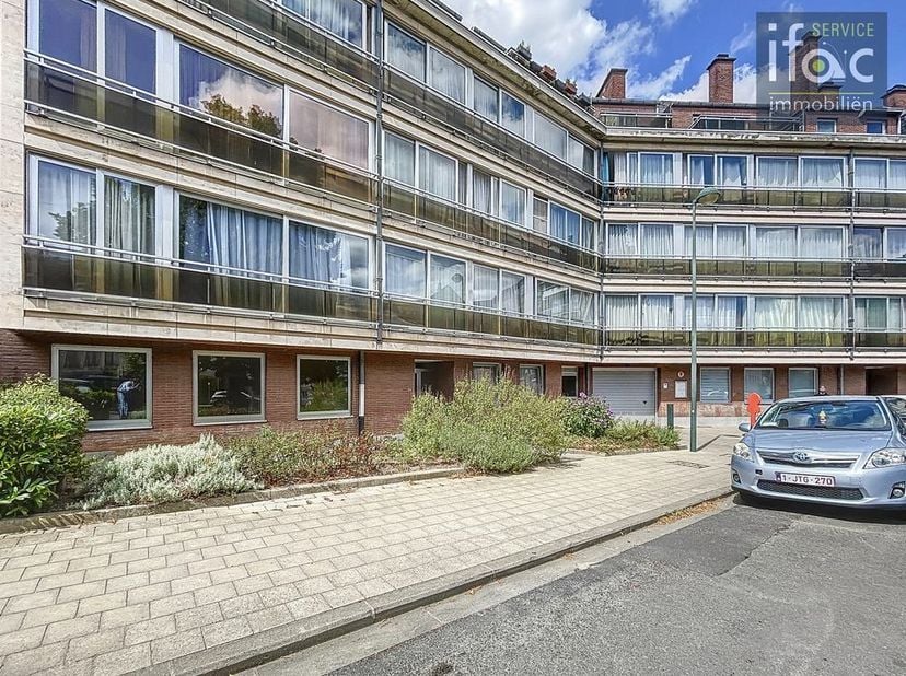 Studio très bien situé à Woluwe-Saint-Lambert. &lt;br /&gt;
&lt;br /&gt;
Rez-de-chaussée: hall d&#039;entrée avec vestiaire, séjour de 14m² (studio), cuisine équipée (