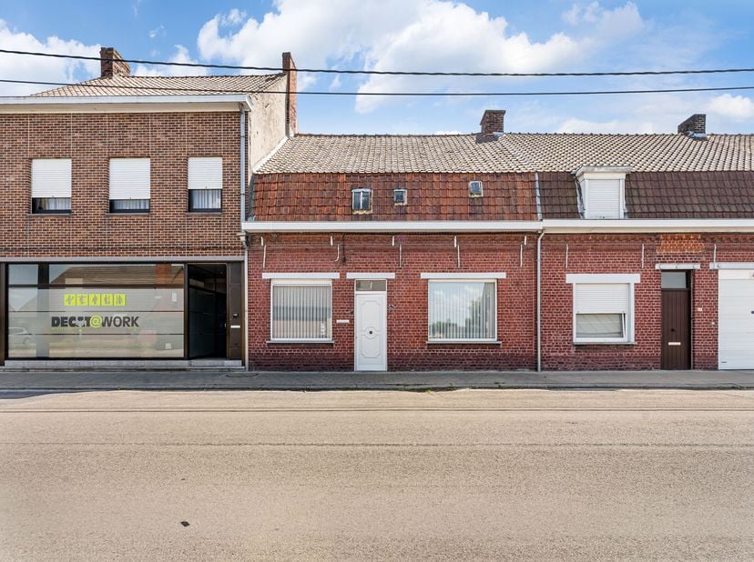 Te renoveren woning met grote tuin en uitweg te koop in Wevelgem!&lt;br /&gt;
Op zoek naar een woning met veel potentieel en een ruim perceel? Deze karakter