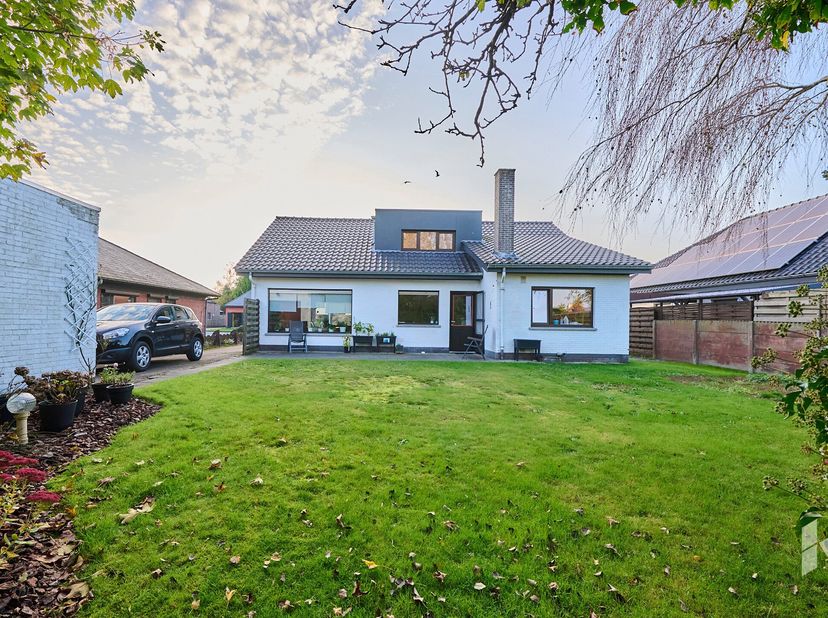 Rustig gelegen, ruime woning met een lichtrijke woonkamer, 4 slaapkamers en een garage op een perceel van 824 m².&lt;br /&gt;
INDELING:&lt;br /&gt;
Gelijkvloers: