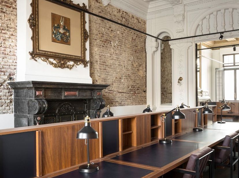 Dit exclusieve en luxueus afgewerkte kantoor combineert authentieke charme met moderne elegantie en biedt een inspirerende werkomgeving met zicht op h