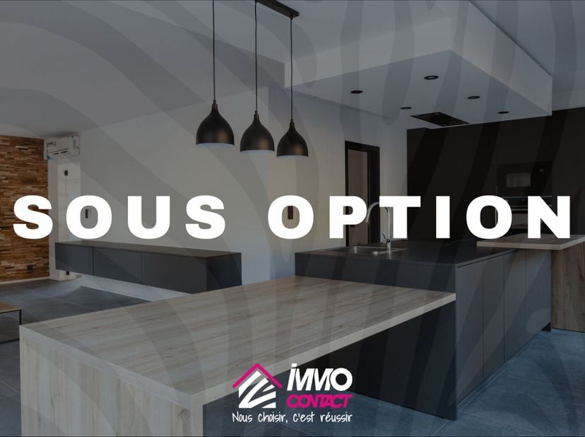 OPTION!!!!&lt;br /&gt;
Cette maison est vendue clé sur porte.&lt;br /&gt;
La maison (3 façades) est composée au rez-de-chaussée dun hall dentrée, un vaste séjour