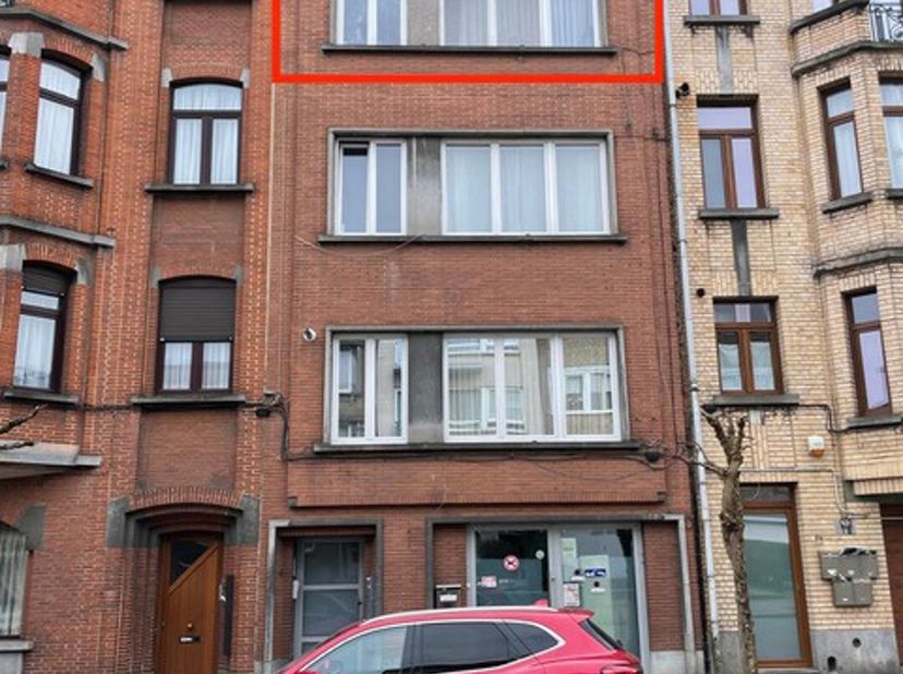 Infos et visites: +32 479 50 66 00 . Ce bel appartement 2 chambres de +/- 84m² actuellement aménagé en appartement 1 chambre se compose d&#039;un hall d&#039;en