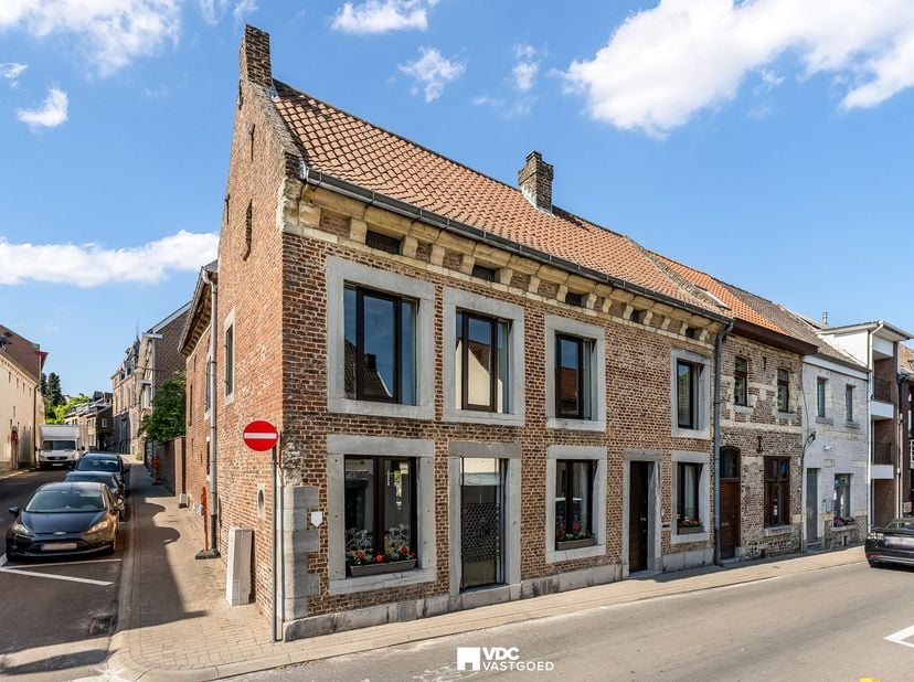 In het hart van het oudste begijnhof van Limburg, verscholen tussen eeuwenoude gevels en geplaveide steegjes, bevindt zich deze uitzonderlijke woning