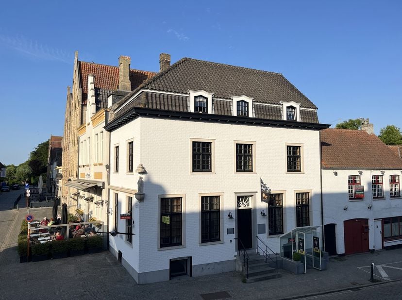 Multifunctioneel pand op iconische locatie op de Markt van Damme.&lt;br /&gt;
Het pand vindt zn oorsprong in de jaren 1600 en werd heropgebouwd én steeds ge