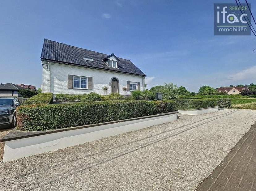 Villa lumineuse idéalement située avec 4 chambres, 2 salles de bains et terrasse et jardin orientés sud-ouest.&lt;br /&gt;
&lt;br /&gt;
La villa dispose de 16 pan