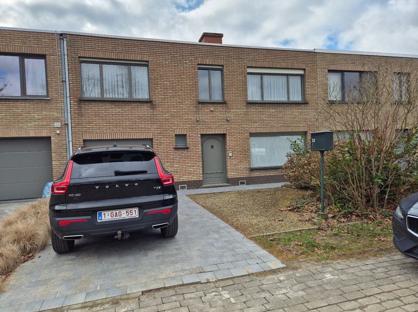 Gelegen in alle rust, vlakbij het bruisende centrum van Sleidinge, bevinden we ons vandaag in de &#039;Ledelaan 32&#039;. Deze woning te huur bevindt zich op wa