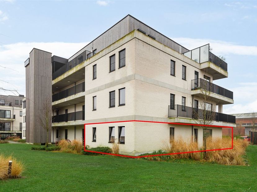 Dit appartement is gelegen in de Gelaagstraat te Steendorp, een rustige en aangename woonwijk met een vlotte verbinding naar nabijgelegen steden en he