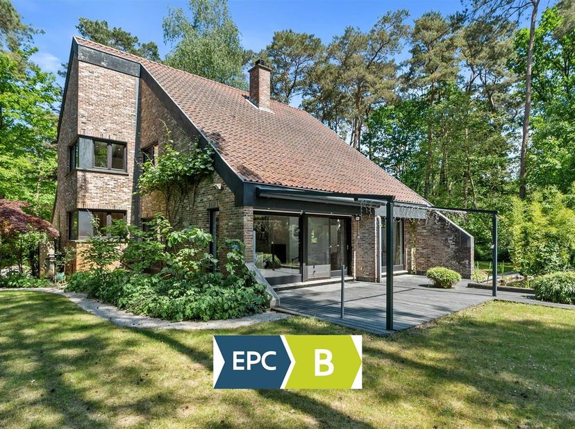 Deze goed onderhouden woning (ca 250 m²) op een perceel van 23a82ca is achterin gelegen en bereikbaar via een privé wegje verscholen in het groen met