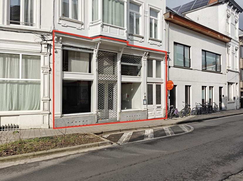 Het handelspand is vlot bereikbaar zowel met de wagen, het openbaar vervoer als de fiets. &lt;br /&gt;
&lt;br /&gt;
Een handelspand met 77 m² bruikbare vloeropper