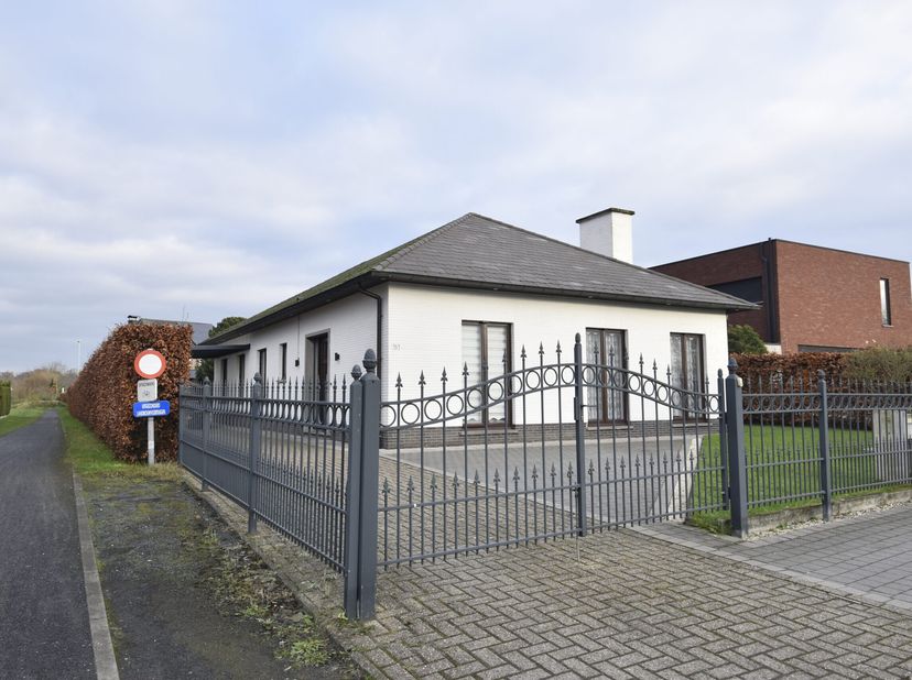 Ligging:Deze perfect onderhouden woning bevindt zich in een rustige, residentiële wijk nabij het centrum van Nieuwkerken-Waas. De belangrijkste invals