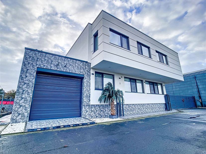 Cette opportunité d&#039;investissement exceptionnelle réunit le prestige d&#039;une maison de luxe de 400 m² et le projet de construction d&#039;un entrepôt industr