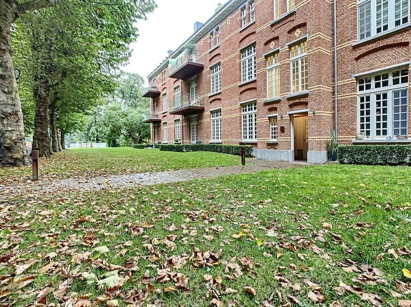 Mooi appartement met 1 slaapkamer en overdekte autostaanplaats in een rustige parkomgeving!&lt;br /&gt;
Het appartement bevindt zich op de tweede verdieping