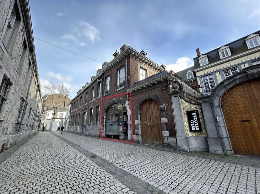 Rez-de-chaussée commercial de +/- 180 m² disposant d&#039;une situation de standing, entre la rue Saint-Paul et la place Saint-Paul. Surface d&#039;accueil de 8