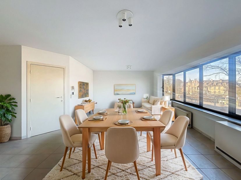Indeling:&lt;br /&gt;
- ruime leefruimte met open keuken waar natuurlijk licht een aangename sfeer creëert&lt;br /&gt;
- slaapkamer 1&lt;br /&gt;
- slaapkamer 2&lt;br /&gt;
-