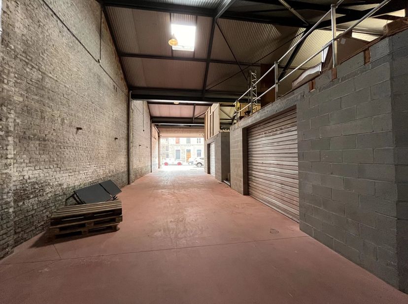Situé proche des axes routiers nous vous proposons trois dépôts à la location :&lt;br /&gt;
- 1 dépôt de 44m² (350euro)&lt;br /&gt;
- 1 dépôt de 62m² (475euro)&lt;br