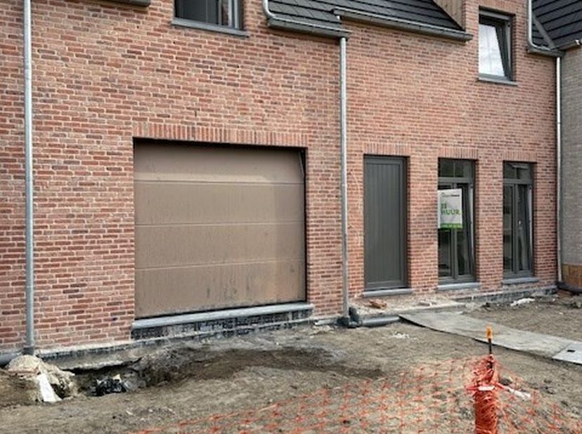 In het charmante en rustige Moere vindt u deze stijlvolle nieuwbouwwoning die uitblinkt in modern wooncomfort en energiezuinigheid. De woning biedt ee