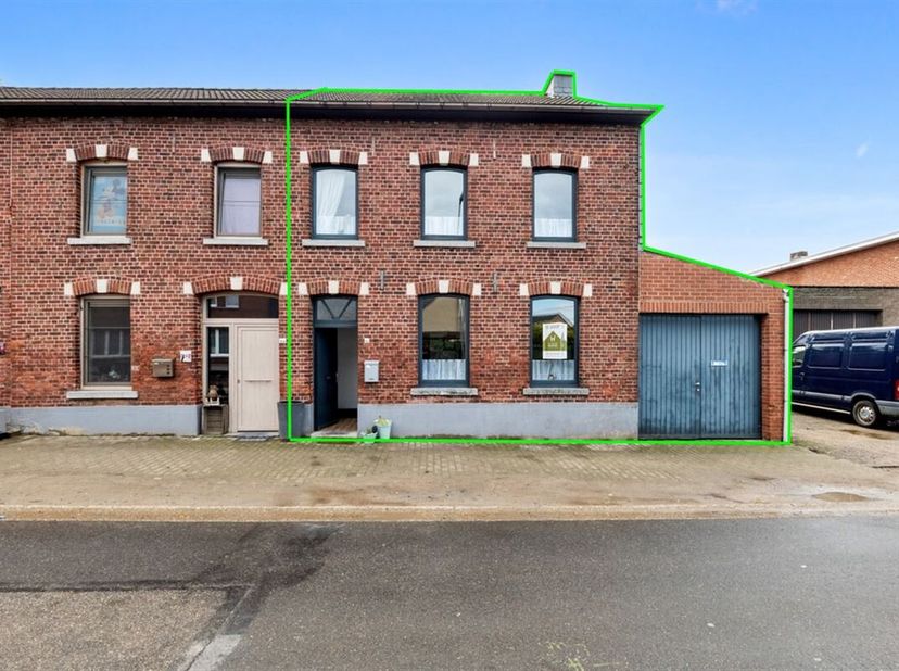 We vinden deze halfopen gezinswoning terug in de Heuvelstraat ter hoogte van nummer 16 te Borgloon. We bevinden ons hier in een residentiële buurt waa