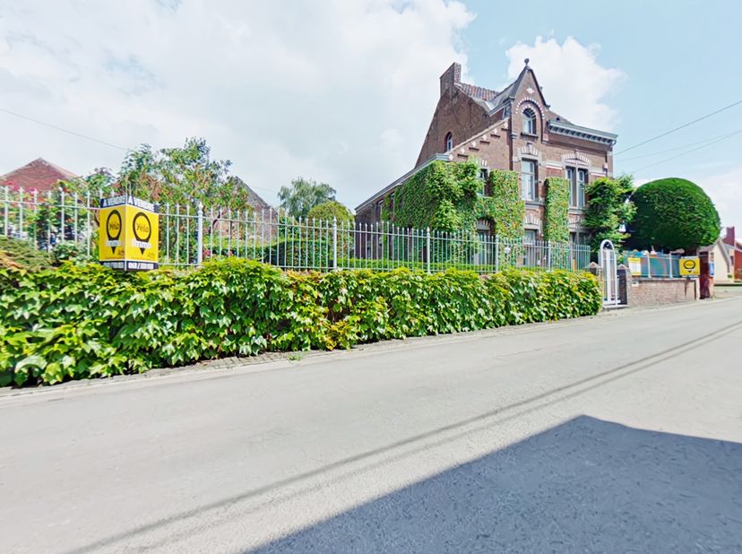 Cette maison située dans une rue calme adjacante à la scierie de Maffle est entourée par un superbe jardin arboré.&lt;br /&gt;
Elle comprend 6 chambres répa