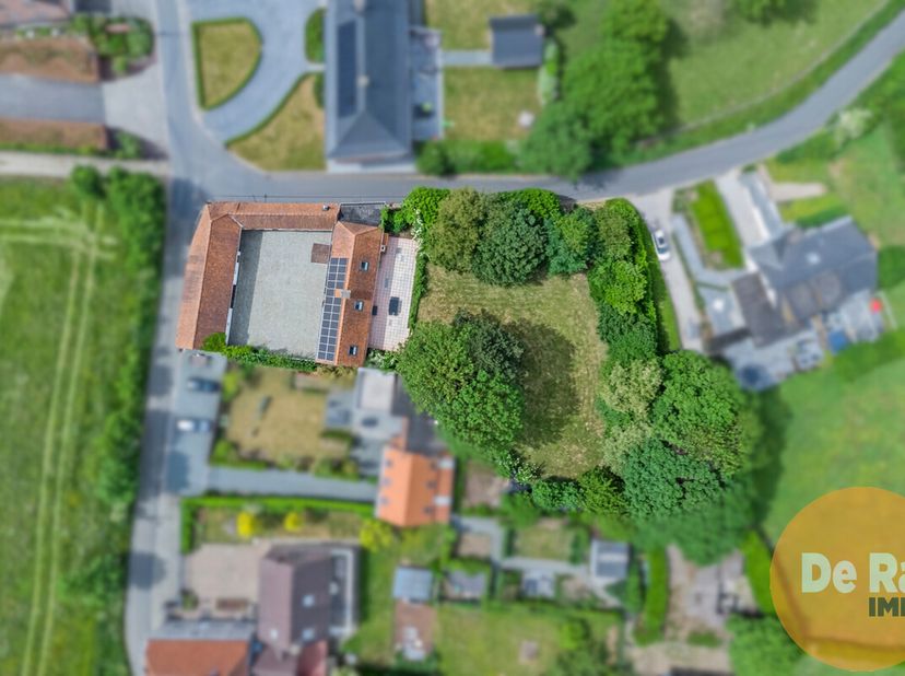 ZWALM - Deze gerenoveerde vierkantshoeve is gelegen in het rustige en landelijke Sint-Blasius-Boekel. Alle voorzieningen zoals scholen, winkels, ontsp