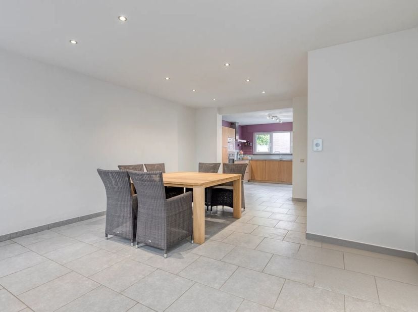 Disposition:&lt;br /&gt;
Étage -1:&lt;br /&gt;
- sous-sol&lt;br /&gt;
Rez-de-chaussée:&lt;br /&gt;
- hall d&#039;entrée&lt;br /&gt;
- salon et salle à manger&lt;br /&gt;
- cuisine ouverte ent