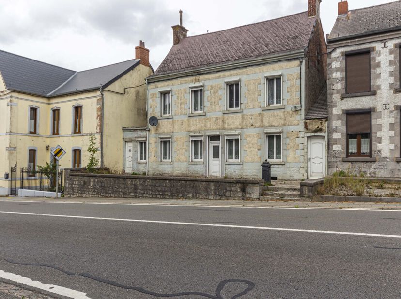 Votre agence de Mariembourg vous présente dans le centre de Rance, une maison de maître avec beaucoup caractères comprenant au rez-de-chaussée un hall