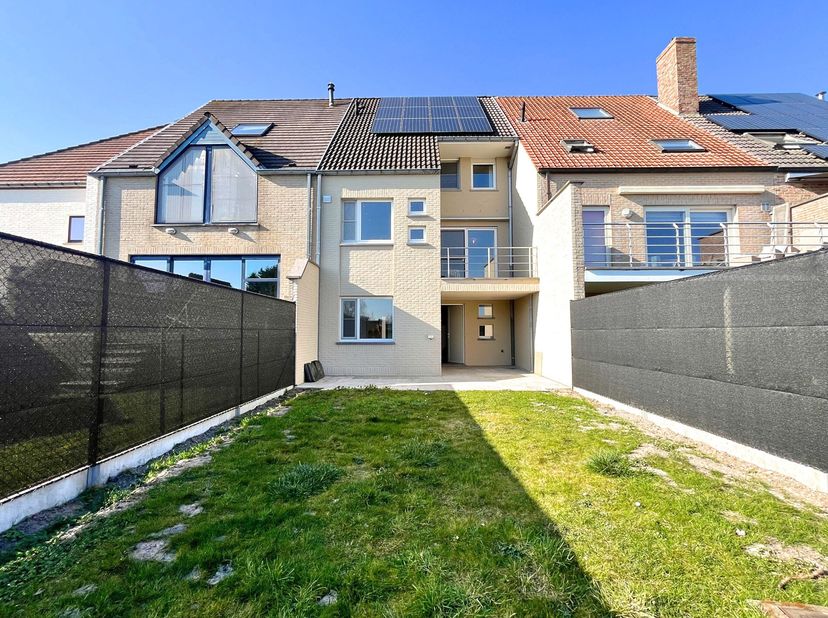 Goed onderhouden en ruime woning (bel-étage) met garage, tuin en terras te Knokke. Rustige woonwijk in hartje Knokke, op korte afstand van de Lippensl