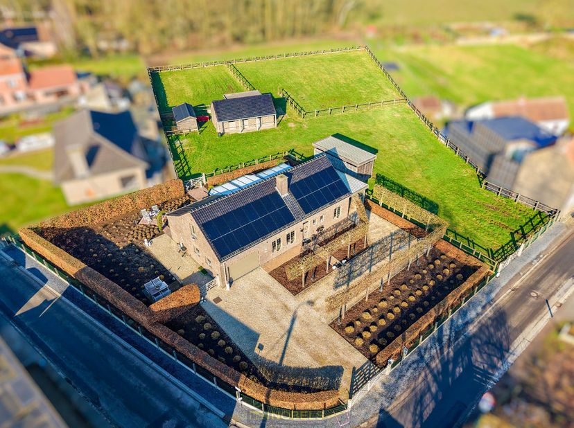 Vlieg mee over dit perceel: https://youtu.be/BAYv1MjmSnM&lt;br /&gt;
&lt;br /&gt;
LANDELIJKE OPEN BEBOUWING met PAARDENFACILITEITEN, gelegen in een RUSTIGE EN GRO