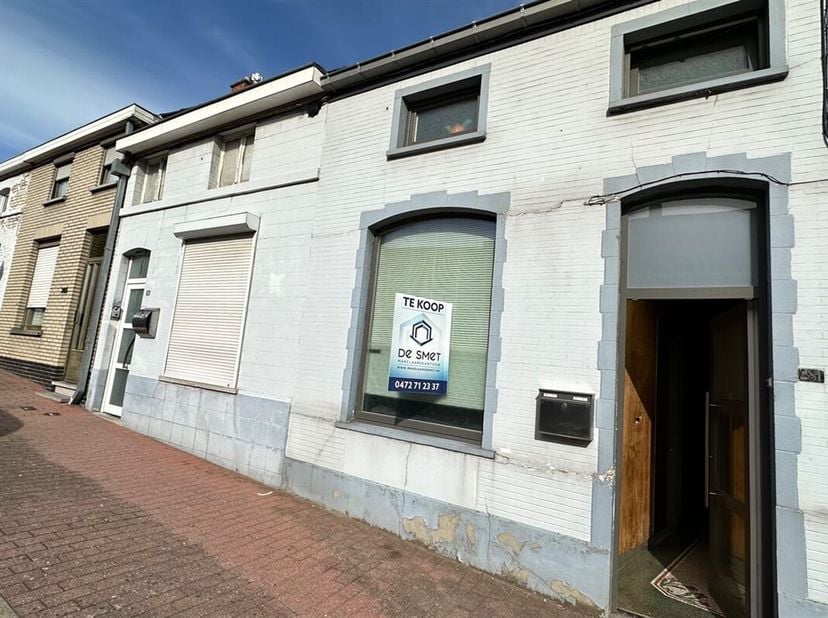 OP TE FRISSEN WONING MET 2 SLP EN TUIN TE RONSE&lt;br /&gt;
Deze op te frissen woning is gelegen op een perceel van 260m² nabij alle voorzieningen zoals win