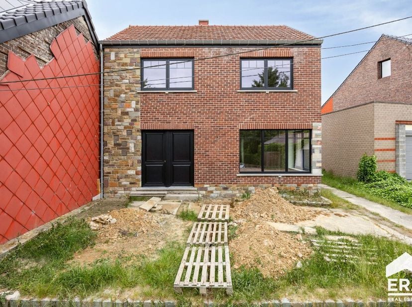 Op zoek naar een charmante, energiezuinige woning met veel potentieel? Deze solide woning, gebouwd in 1967 en gelegen in het landelijke Wommersom, bie