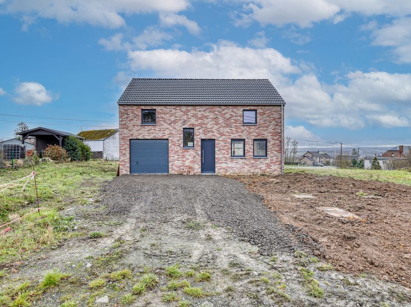 Venez découvrir cette jolie maison 4 façades et son grand jardin plein sud! La maison est située à deux pas des commodités et des axes routiers princi