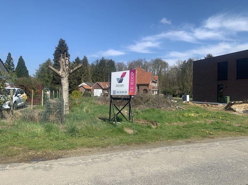 BOUWGROND VOOR OPEN BEBOUWING OP EEN PERCEEL VAN 6a75ca.&lt;br /&gt;
Deze bouwgrond gelegen te Bree met een oppervlakte van 6a75ca is gelegen in een zeer ru
