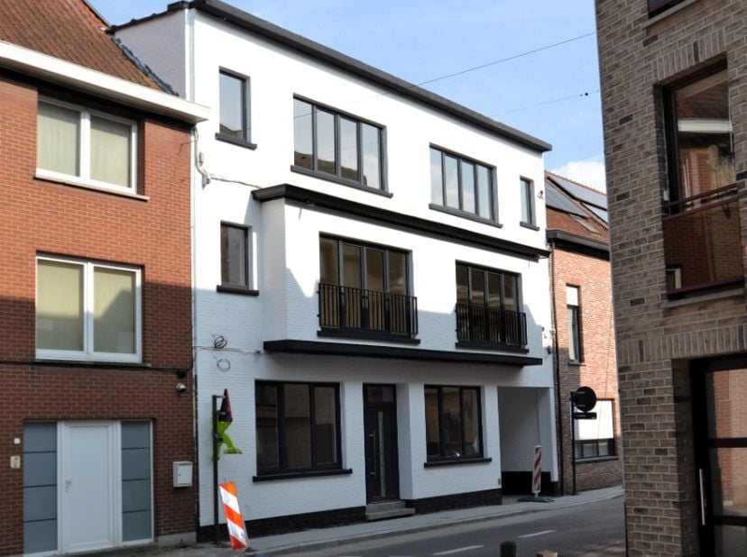 Gelijkvloers appartement (80 m²) met 2 slaapkamers, kelderberging, terrasje en aansluitende garage.&lt;br /&gt;
Dit gelijkvloers appartement behoort tot een