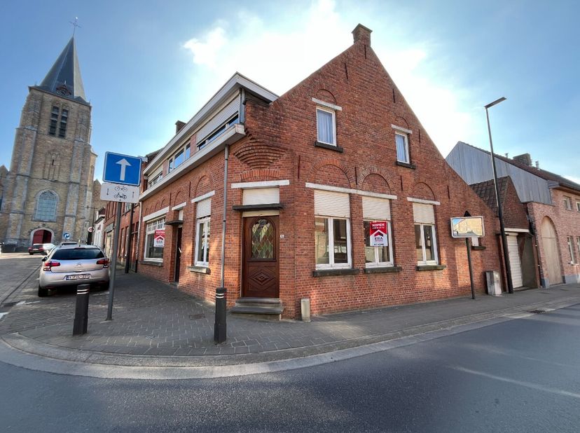 Deze charmante woning zoekt een nieuwe eigenaar! Gelegen in het centrum van Moorslede, op wandelafstand van winkels en openbaar vervoer, biedt dit hui