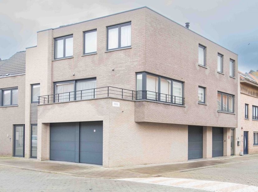 Instapklaar hoekappartement gelegen op 800m wandelen van Fort Napoleon, zee en duinengordel, als volgt ingedeeld::&lt;br /&gt;
Gelijkvloers:&lt;br /&gt;
inkomhal