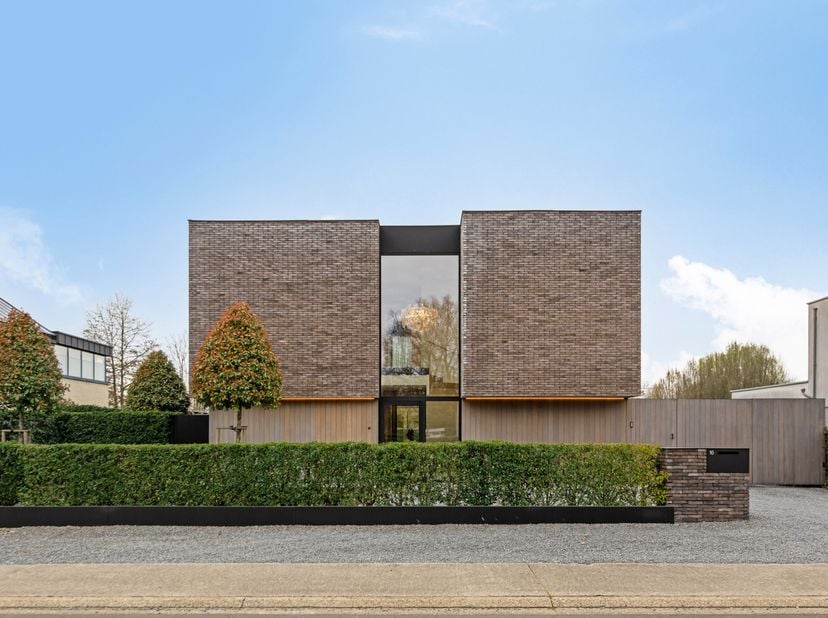 ARCHITECTURALE VILLA op een ruim perceel MET ZWEMBAD&lt;br /&gt;
 &lt;br /&gt;
Deze moderne villa op een ruim perceel van 17a60ca, werd gebouwd in 2018 en is opti