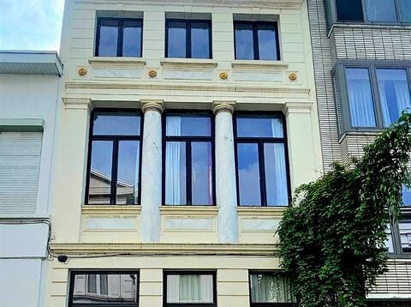 Zurenborg: herenwoning te huur! Dit herenhuis bevindt zich in een zijstraat van de Dageraadplaats. Er is een tuin aanwezig. Er zijn 2 keukens en 2 bad