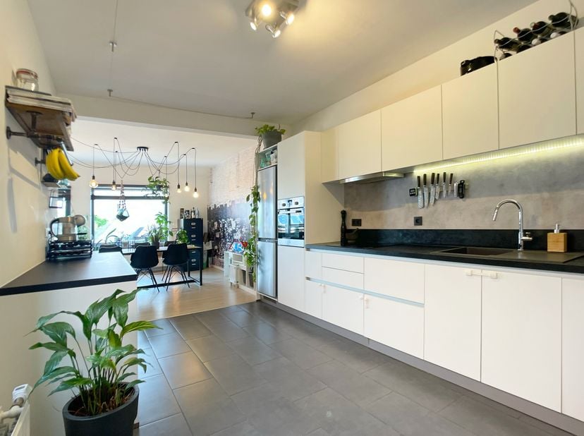 Ben je op zoek naar een ruim, instapklaar appartement op een toplocatie? Dan is dit jouw kans om te wonen in het bruisende centrum van Melsele, met al