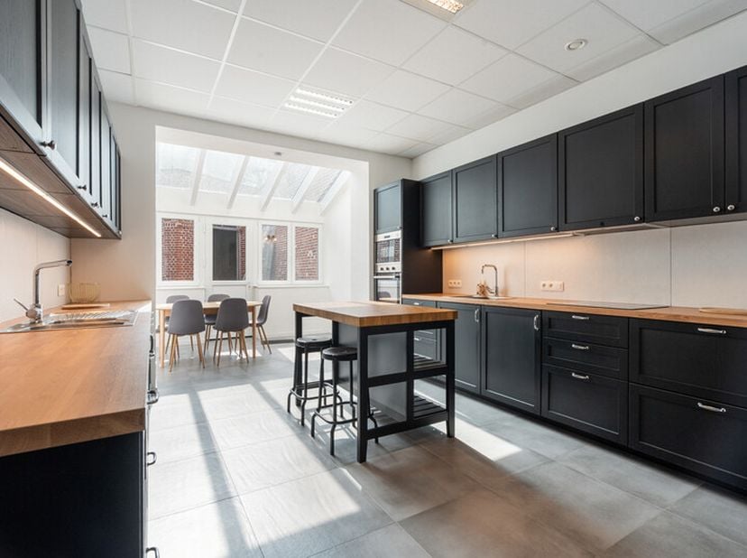 Agréable maison mitoyenne idéalement située sur une parcelle de +/- 1a 30ca à quelques minutes de la gare. Ce bien entièrement rénové vous offre un sp