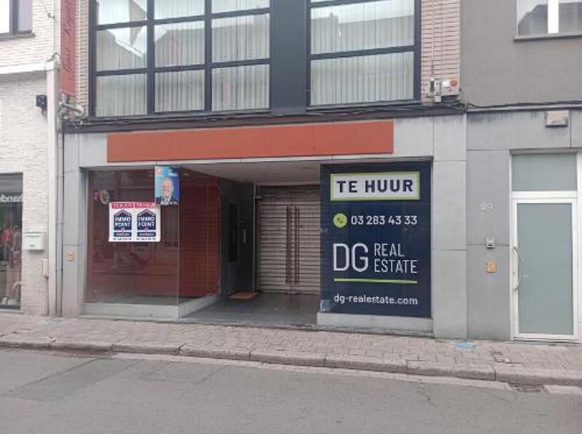 Handelspand gelegen op TOP locatie in Kontich.Dit handelspand van ongeveer 135 m2 is gelegen op de Mechelsesteenweg in Kontich in het commerciële cent