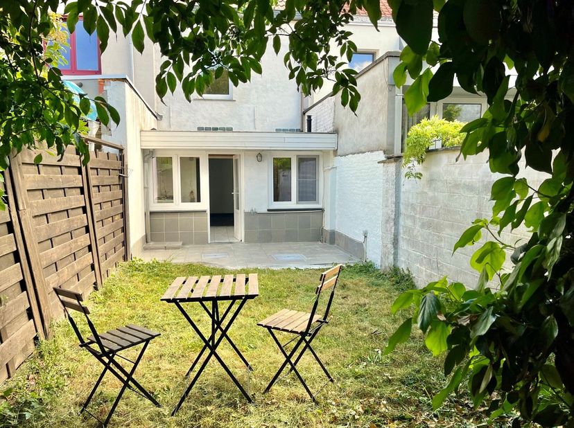 Cette propriété est très bien située dans le quartier populaire de Ledeberg. La proximité des transports publics, des gares de Gand-Saint-Pierre et de